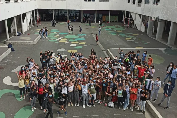 Élèves du collège Aliénor d'Aquitaine posant dans la cour de l'établissement à Bordeaux.