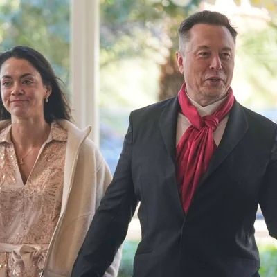 Elon Musk marchant avec une autre personne.