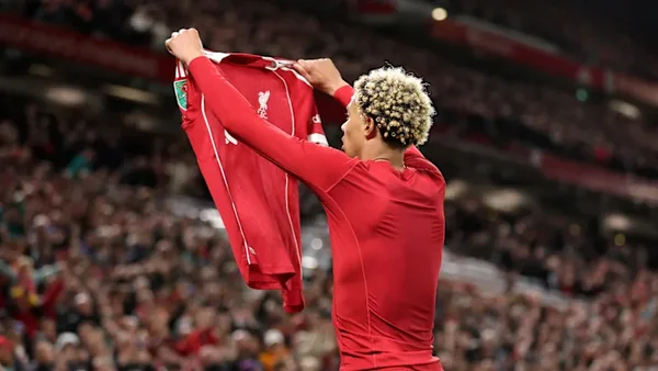 Hugo Ekitike en maillot Liverpool Adidas avec les logos sponsors.