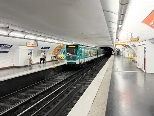 Un train de la ligne 5 à l'arrêt dans la station Oberkampf à Paris.