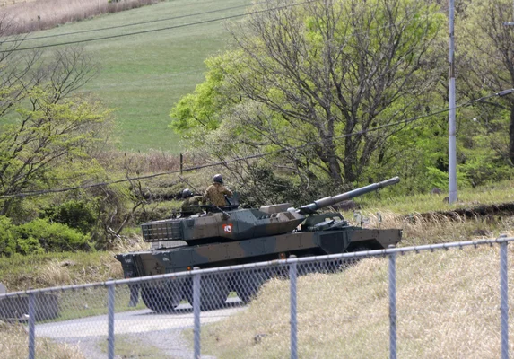 Un char d'assaut japonais et son équipage lors d'un déplacement en zone rurale.