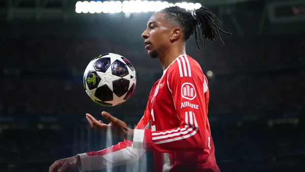 Un joueur du Bayern Munich contrôlant le ballon lors d'un match de Ligue des Champions.