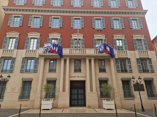 L'Hôtel de Ville de Nice avec les drapeaux français, européen et israélien.