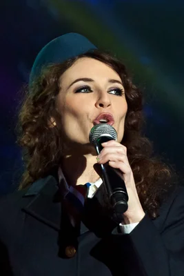 Elsa Lunghini chantant sur scène lors des Enfoirés 2012 à Lyon.