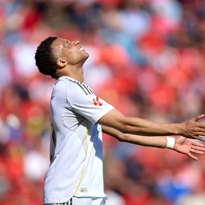 Joueur du Real Madrid avec le numéro 10 en action sur le terrain.