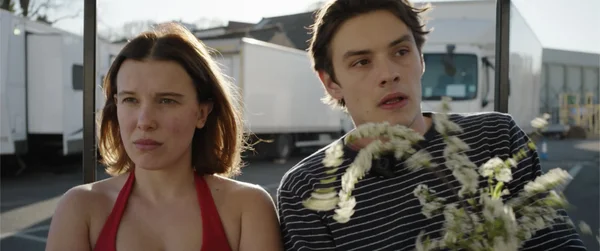 Millie Bobby Brown et un autre acteur lors d'une scène en extérieur d'Enola Holmes 3.