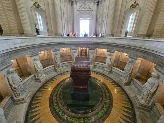 Le tombeau de l'Empereur Napoléon situé sous le dôme des Invalides, avec son sarcophage en quartzite rouge.