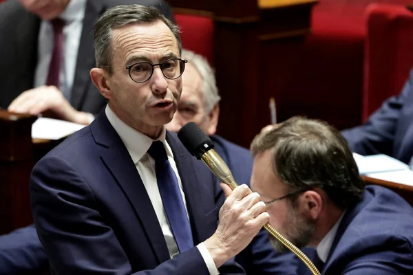 Bruno Retailleau proposant d'allonger la durée de rétention administrative des migrants.