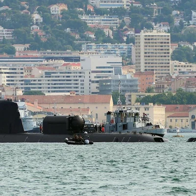 Le SNA français amarré au port de Toulon d'où a été déployé un drone militaire américain.