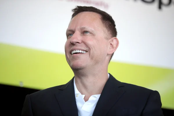 Peter Thiel souriant lors du Converge Tech Summit en 2022.