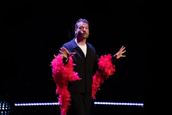 Un artiste sur scène lors de la cinquième édition du festival d'humour Namur is a joke.