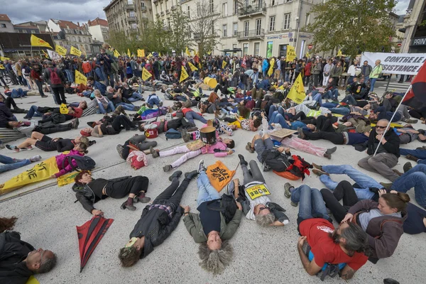 Action symbolique de manifestants s'opposant au projet Cigéo à Bure.