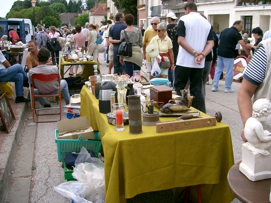 Vue d'un vide-grenier à Seurre avec des stands d'objets divers.