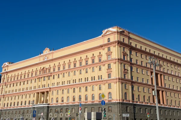 Vue d'un bâtiment officiel néoclassique en Russie.