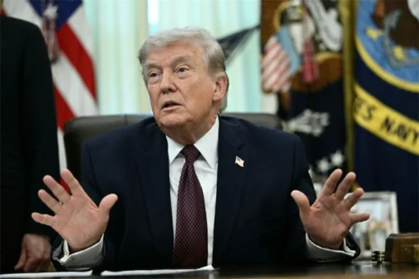 Donald Trump s'exprime depuis son bureau sur la situation au Moyen-Orient.