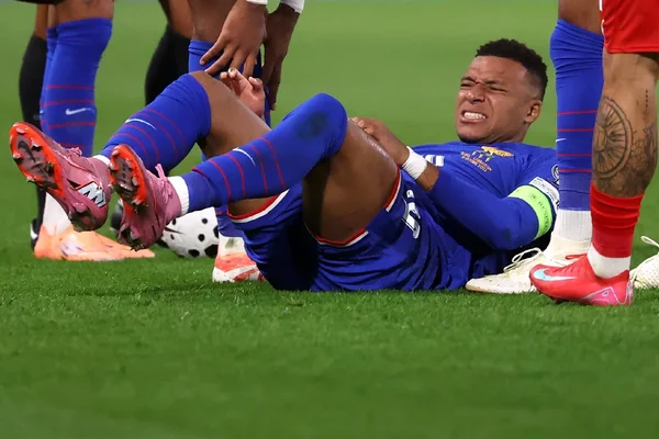 Kylian Mbappé touché lors du match Bruges-PSG.