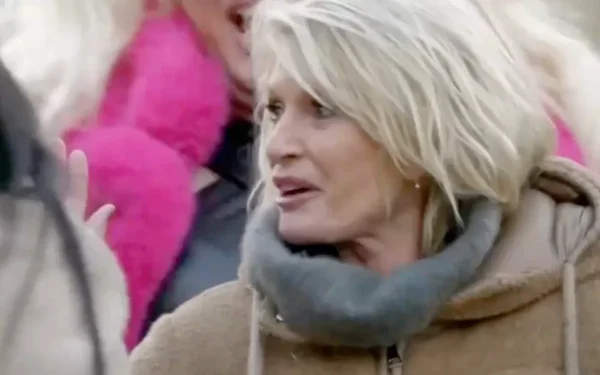 Sophie Davant en veste à capuche beige sur le tournage des Traîtres.