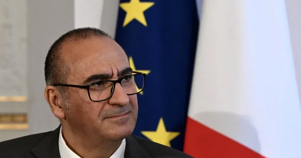 Laurent Nuñez devant les drapeaux européen et français.