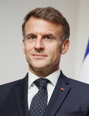 Portrait officiel d'Emmanuel Macron en costume et cravate.