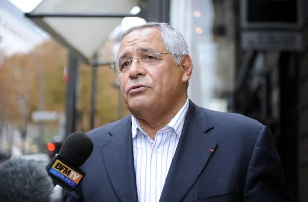 Robert Bourgi répondant aux questions d'un journaliste de BFM TV.