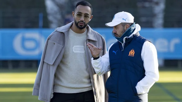 Medhi Benatia et Roberto De Zerbi échangeant sur le terrain pour apaiser la crise.