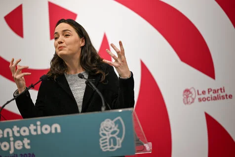 Chloé Ridel présentant le projet du Parti socialiste.