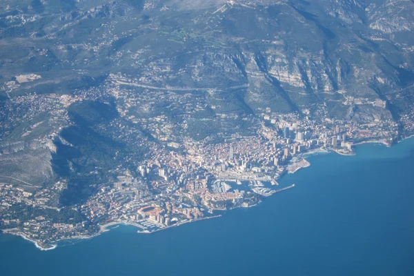 Vue aérienne de la principauté de Monaco et de son littoral méditerranéen.