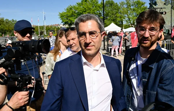 François Ruffin entouré de supporters lors du lancement de sa campagne pour la présidentielle 2027.