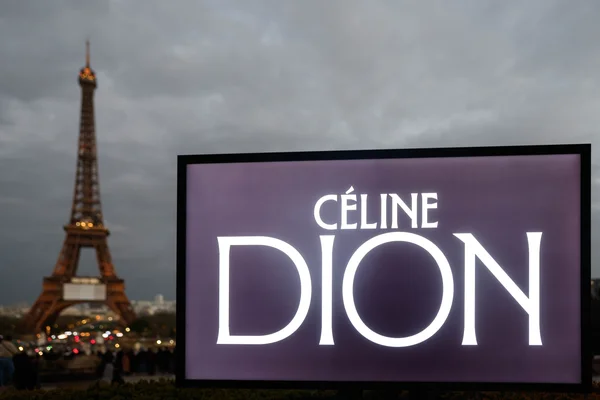 Enseigne 'CÉLINE DION' installée devant la tour Eiffel à Paris.