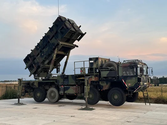 Des officiers américains examinant un lanceur de missiles Patriot lors d'une visite à la base aérienne de Futenma.