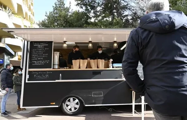Le food truck d'Alexandre Mazzia en service avec des clients attendant leur commande.