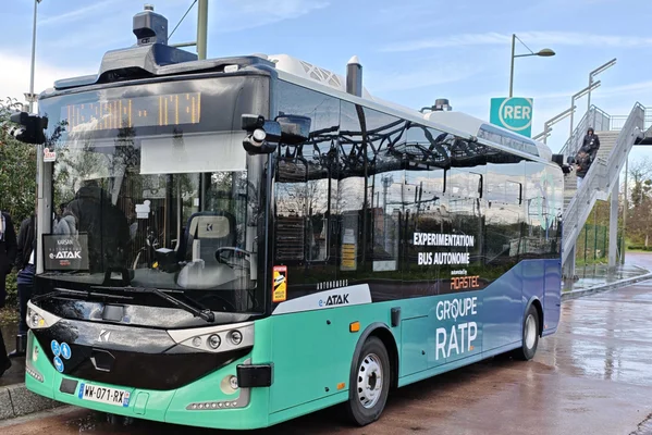 Prototype de bus autonome RATP stationné à un arrêt avec signalétique RER.