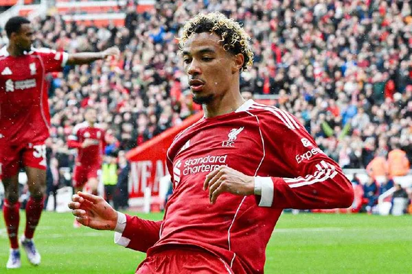 Hugo Ekitike en plein mouvement avec le maillot de Liverpool lors d'un match.