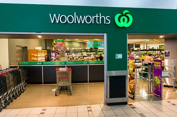 Entrée du supermarché Woolworths à Melbourne en Australie.