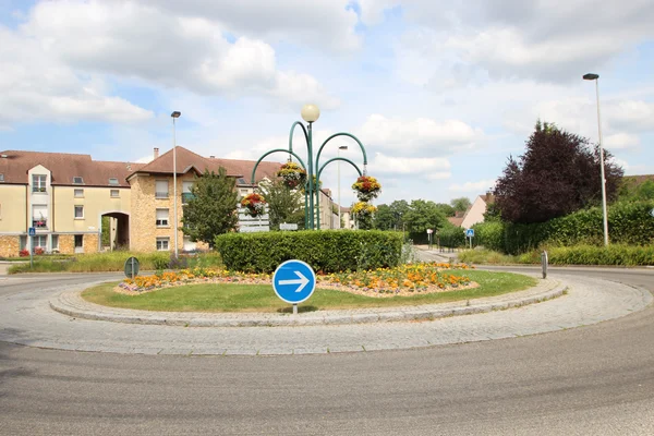 Le centre-ville de Magny-les-Hameaux avec son rond-point fleuri.