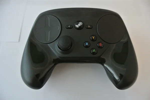 Le Steam Controller de Valve présenté en vue de dessus sur un fond blanc.