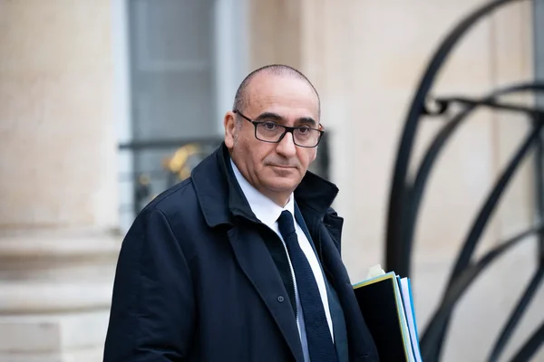 Laurent Nuñez en tenue formelle lors de ses premiers pas en Algérie.