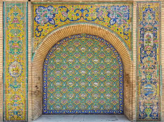 Détail des mosaïques colorées et motifs floraux sur une arcade du palais du Golestan à Téhéran.