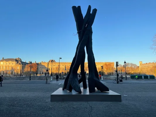 Le groupe sculptural 'BDM Gruppe' de Georg Baselitz au Museum Würth.