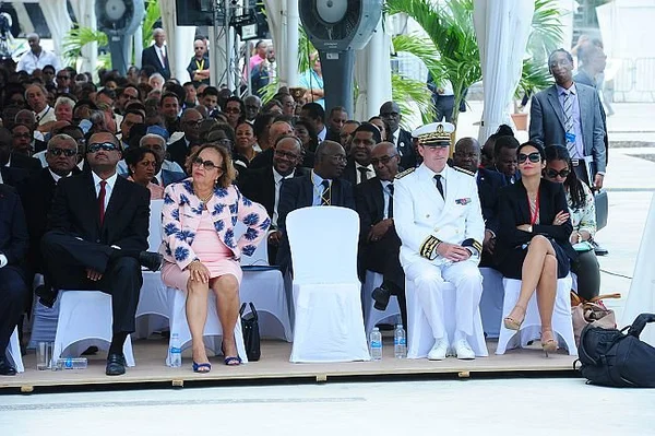 Invités assistant à la cérémonie d'inauguration du mémorial pour les victimes de l'agent orange.