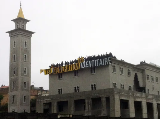Une banderole anti-immigration déployée par Génération Identitaire sur un bâtiment à Paris.