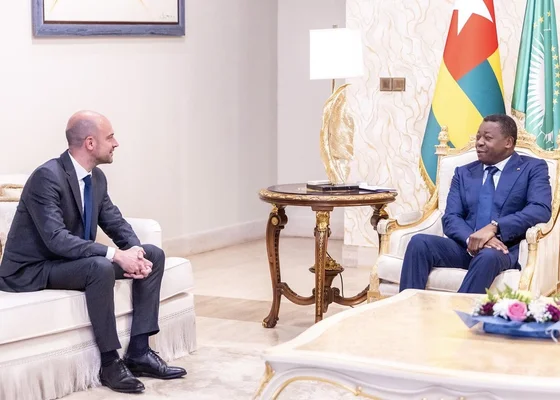 Jean-Noël Barrot en conversation avec un officiel togolais lors de sa visite pour discuter du Sommet Forward Global 2026.
