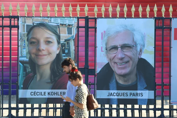 Affiches de Cécile Kohler et Jacques Paris sur une grille métallique lors d'une campagne pour leur libération.