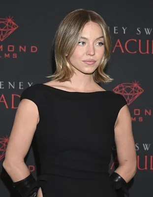 Sydney Sweeney posant pour un shooting photo.