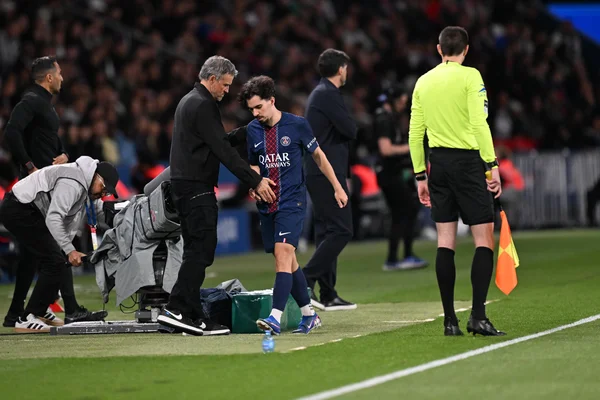 Vitinha quittant le terrain, illustrant son état physique avant le match contre Angers