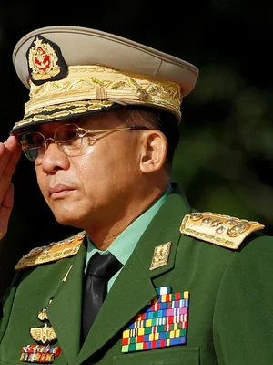 Min Aung Hlaing en tenue militaire officielle, le salut levé.