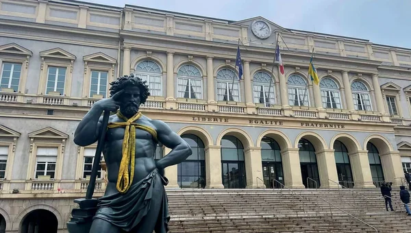 Détail d'une statue ornant la façade de l'Hôtel de ville de Saint-Étienne.