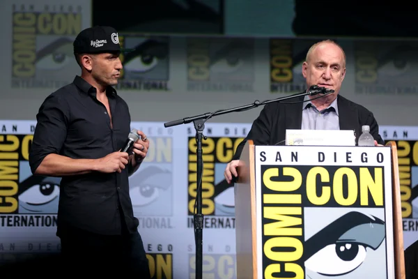 Jon Bernthal et Jeph Loeb s'exprimant lors du Comic-Con 2017 pour Marvel's The Punisher
