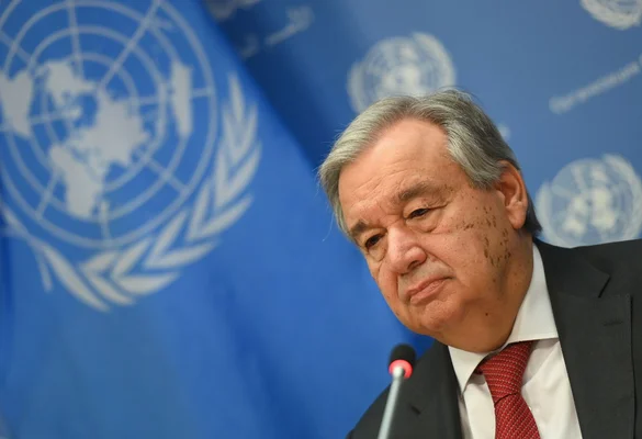 António Guterres devant le drapeau de l'ONU.