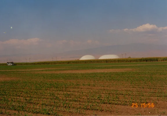 Le décor de production des coupoles pour abeilles lors du tournage du film X-Files : Fight the Future.